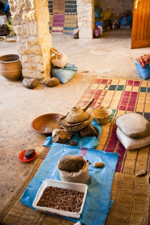 lavorazione olio argan artigianale e locale come 1000 anni fa